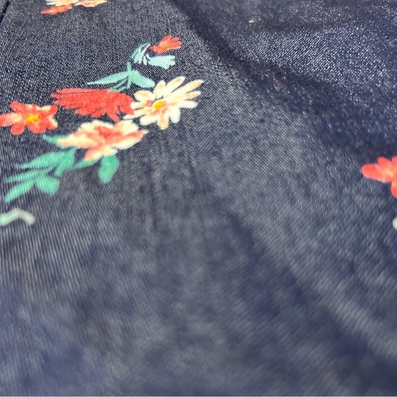 Croft & Barrow Floral Navy Capris - Picture 8 of 13